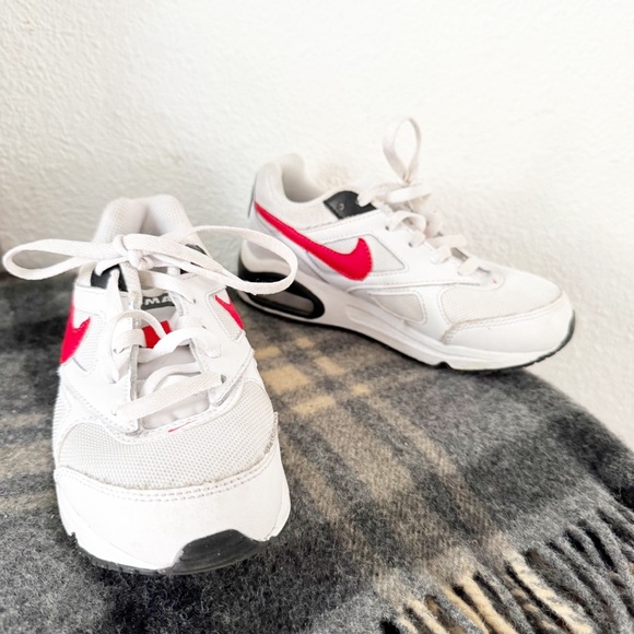 Streetwear Nike Kids Air Max IVO Running Shoes White Red Black 12C Sporty - Picture 2 of 11